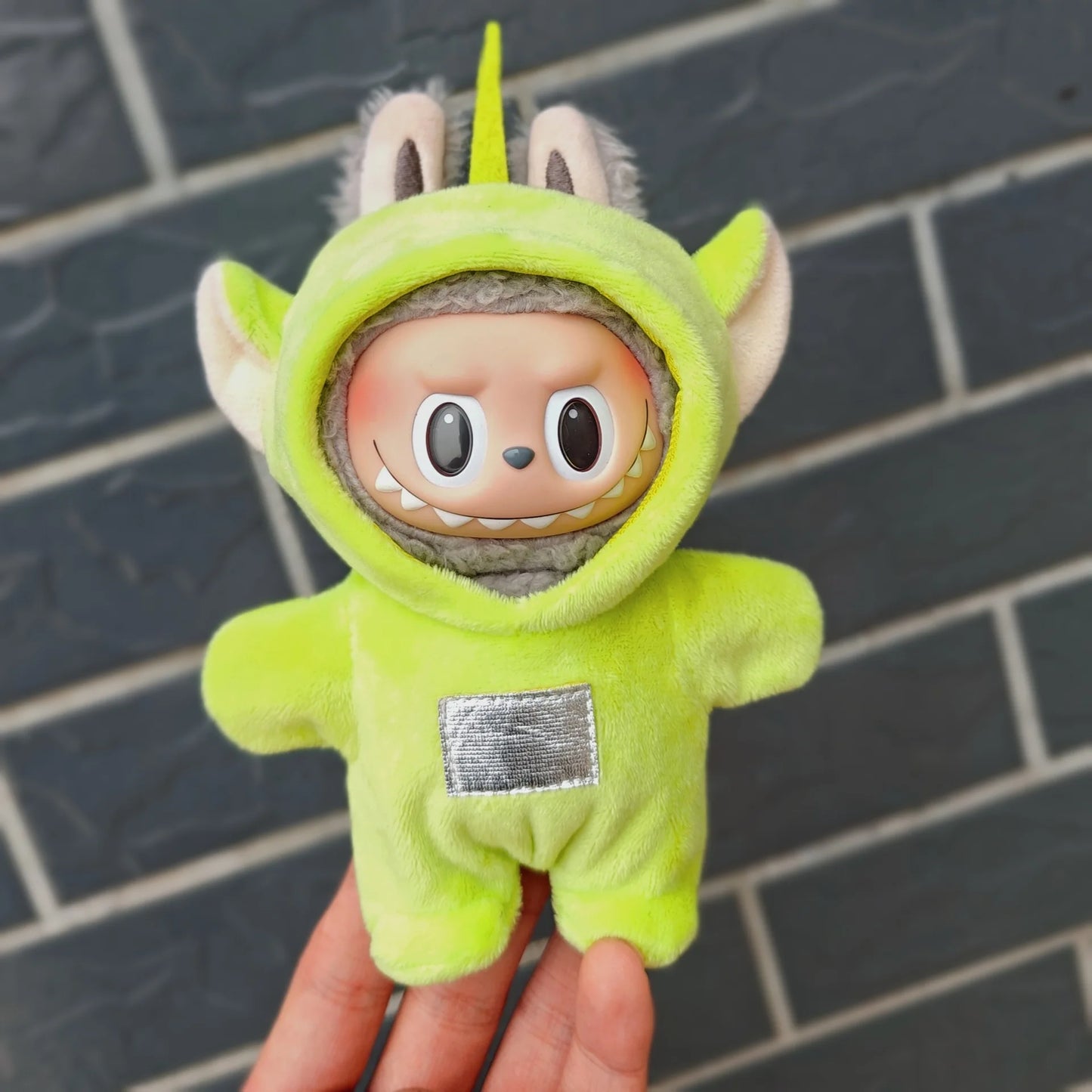 Peluche Labubu II – 17 cm avec Tenue Fashion